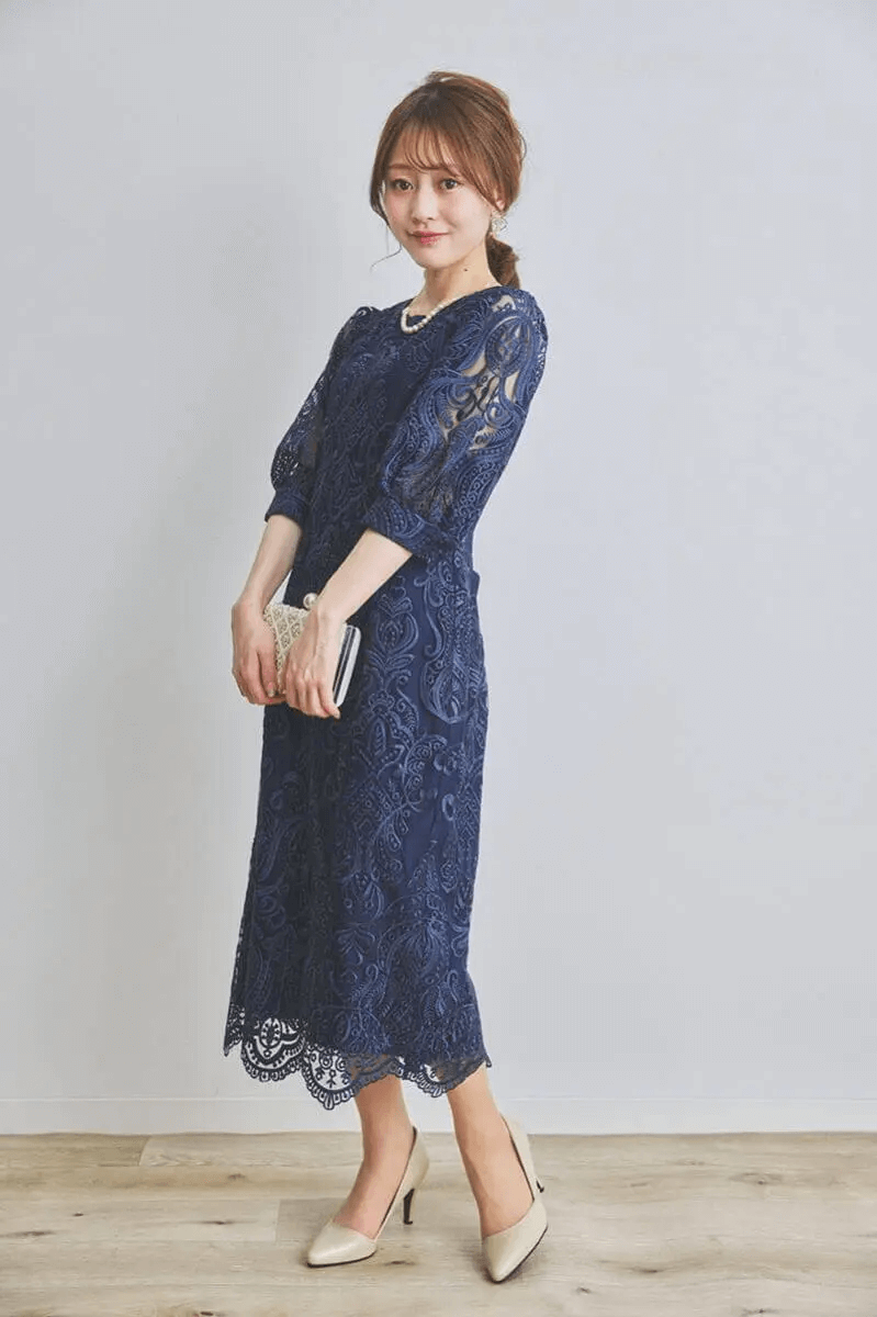ネイビーのエンブロイダリーコクーンドレス