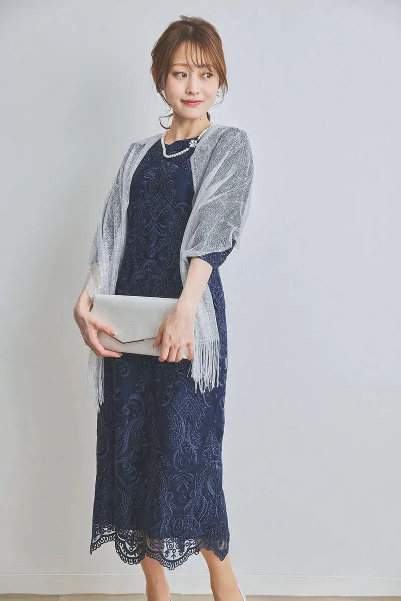 ネイビーのエンブロイダリーコクーンドレス