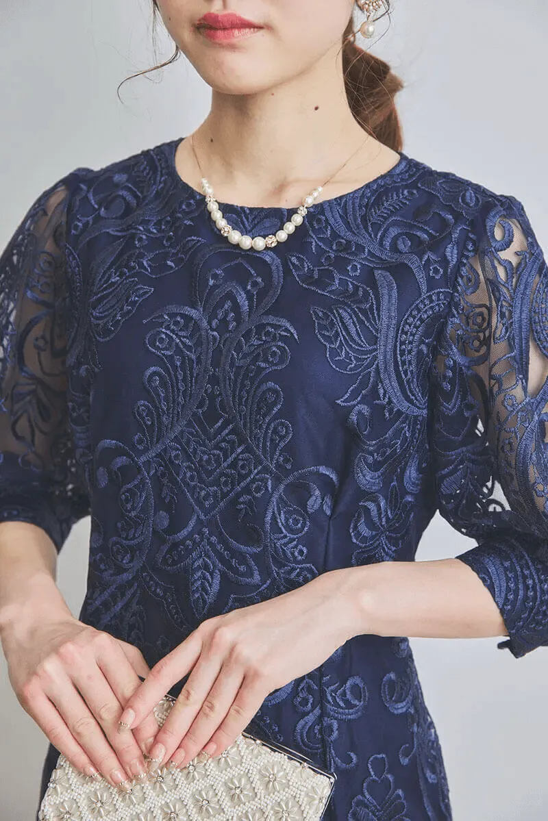 ネイビーのエンブロイダリーコクーンドレス