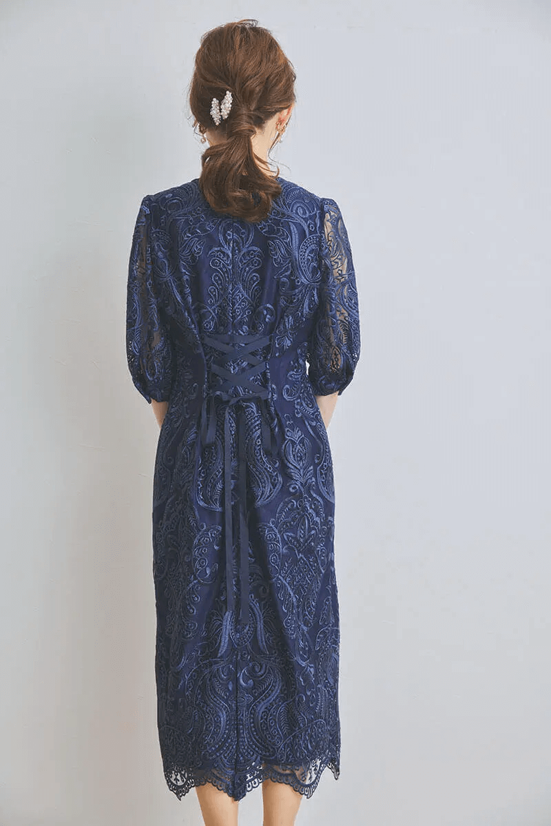 ネイビーのエンブロイダリーコクーンドレス