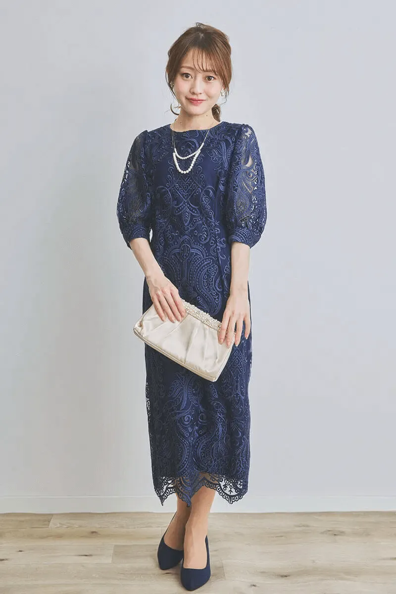 ネイビーのエンブロイダリーコクーンドレス