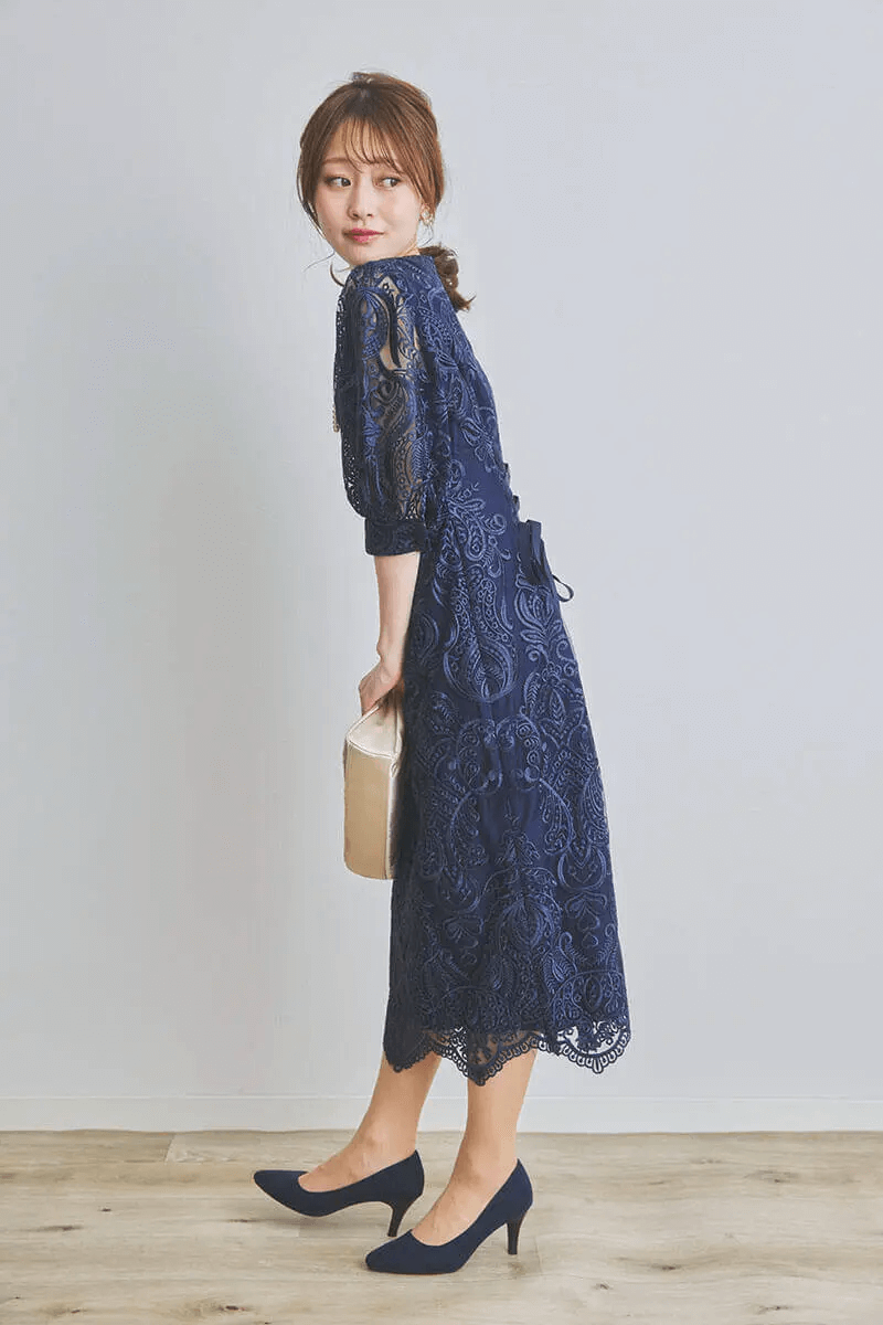 ネイビーのエンブロイダリーコクーンドレス