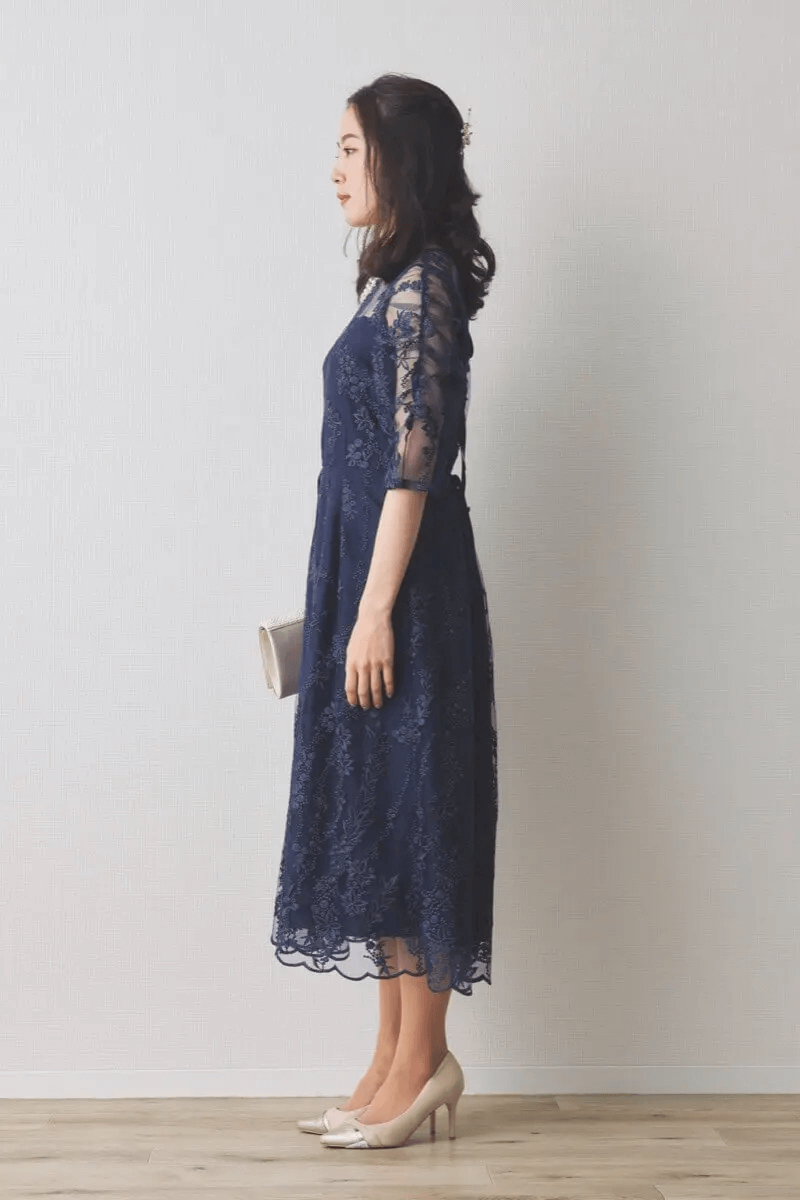 ネイビーの花柄刺繍ミディ丈ドレス