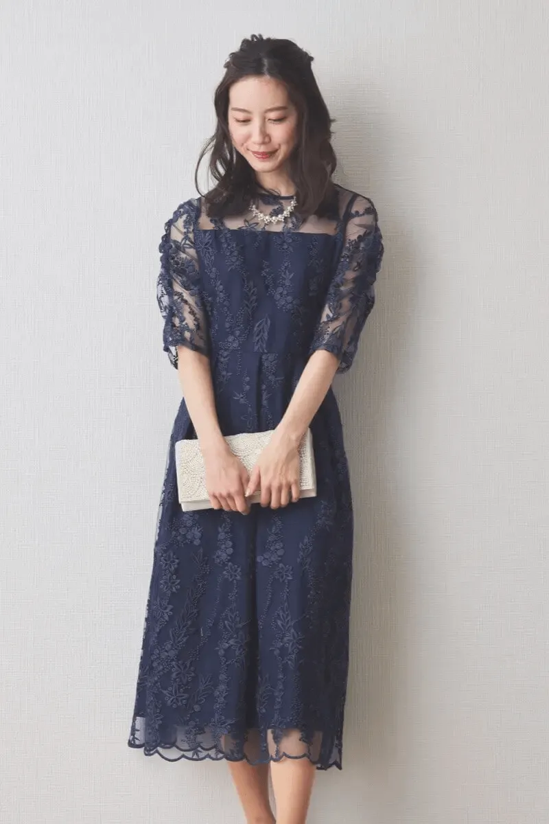 ネイビーの花柄刺繍ミディ丈ドレス
