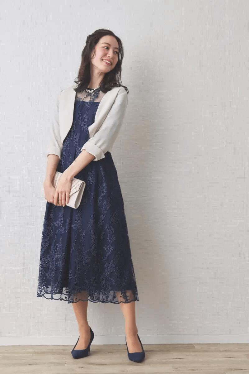 ネイビーの花柄刺繍ミディ丈ドレス