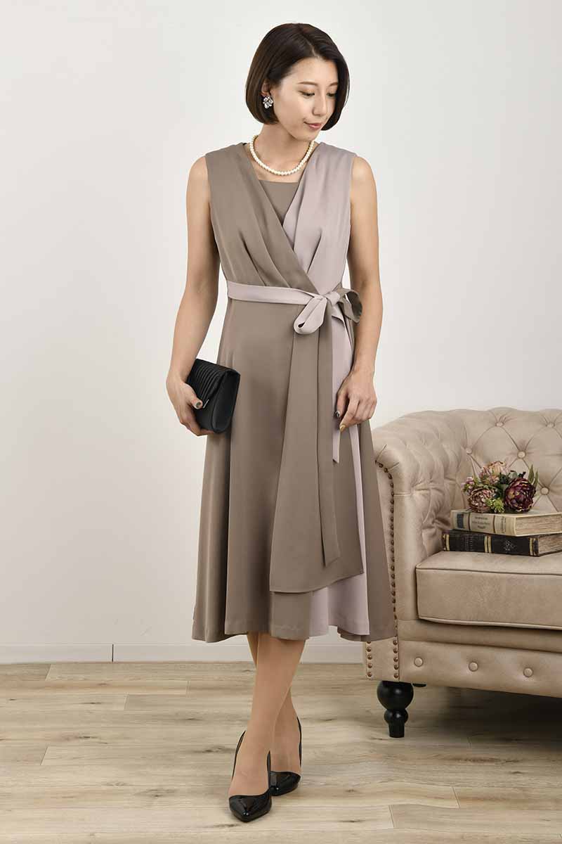 ブラウン×ベージュのカシュクールドレス