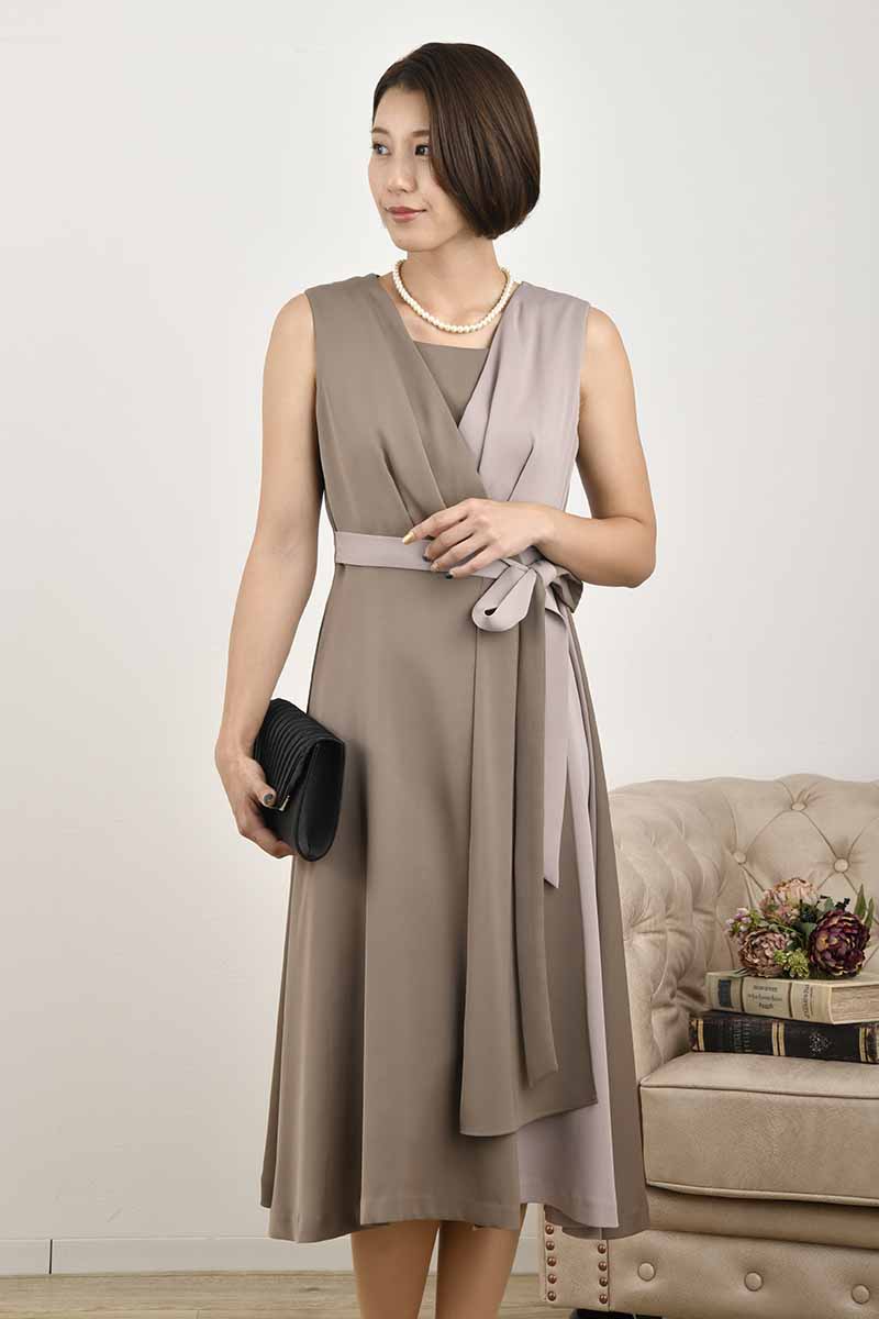 ブラウン×ベージュのカシュクールドレス