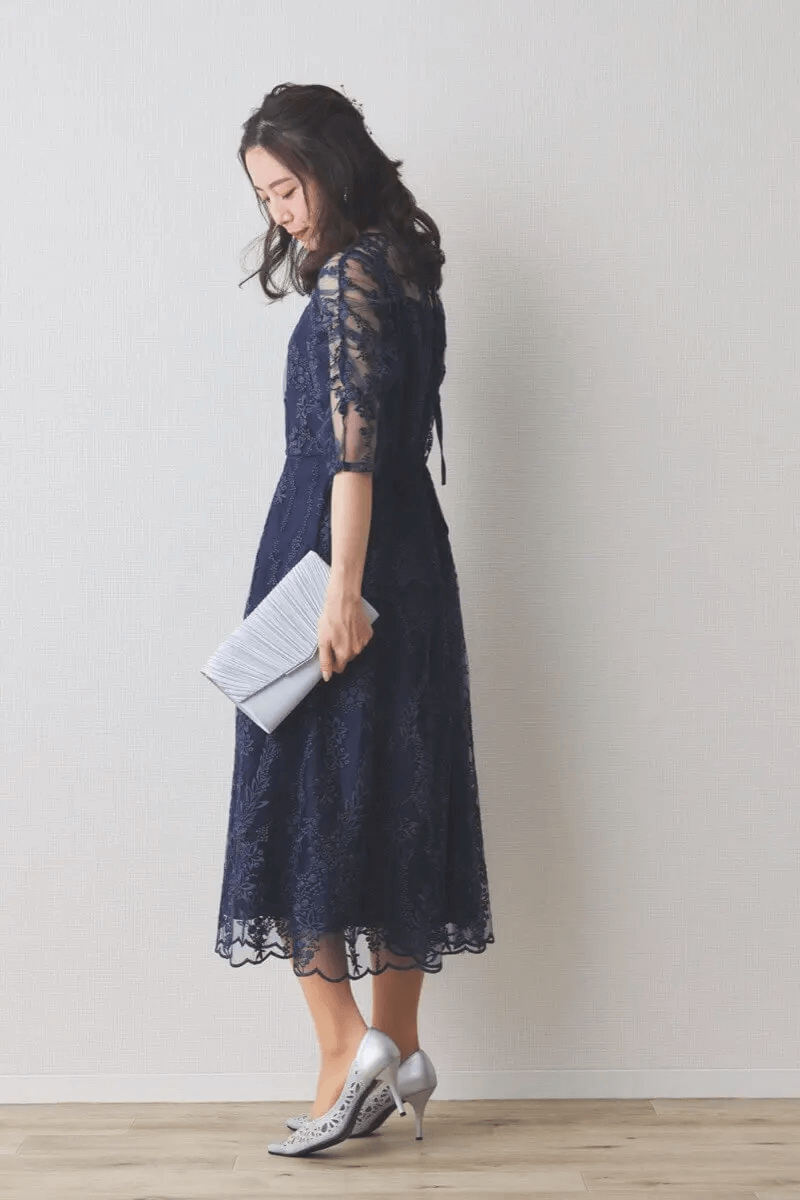 ネイビーの花柄刺繍ミディ丈ドレス
