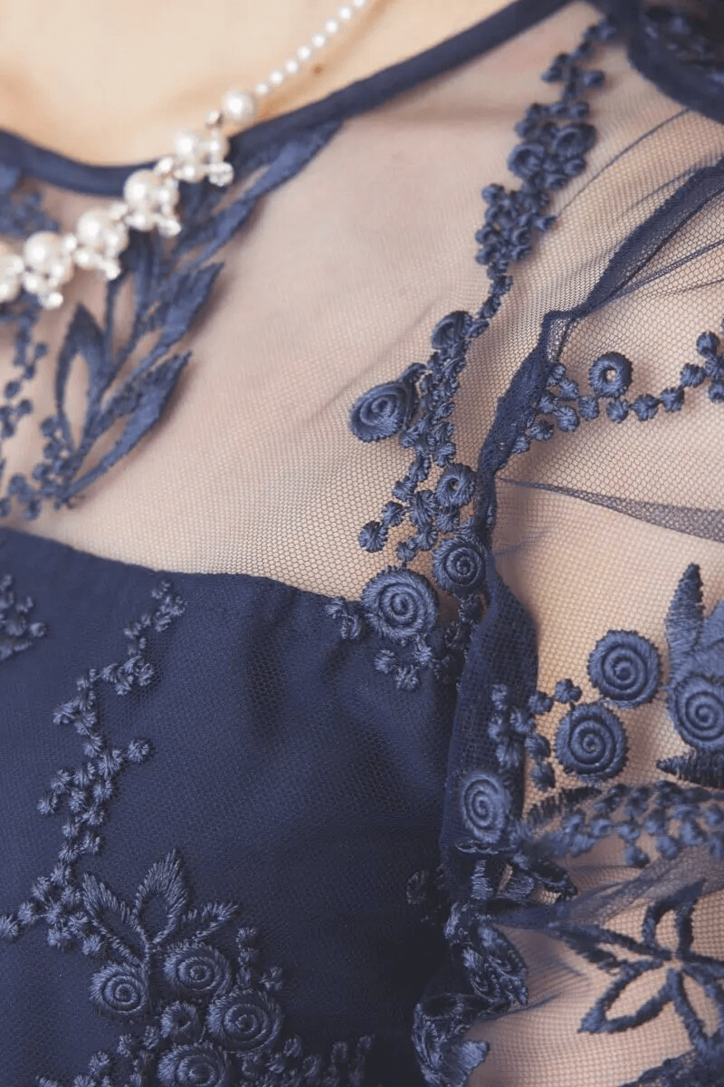 ネイビーの花柄刺繍ミディ丈ドレス