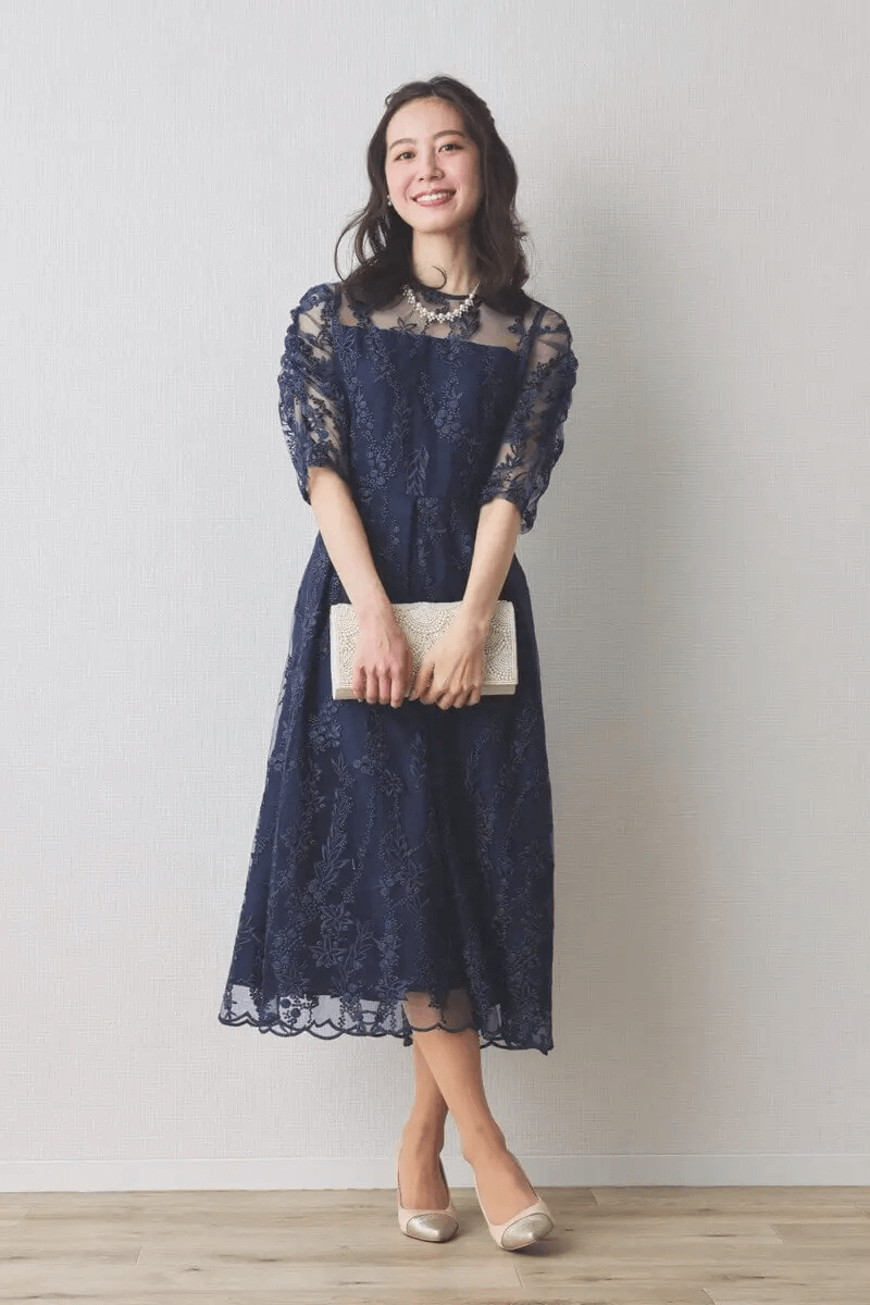 ネイビーの花柄刺繍ミディ丈ドレス