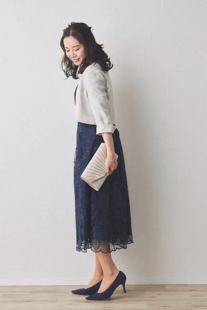 ネイビーの花柄刺繍ミディ丈ドレス