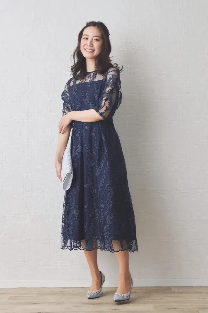 ネイビーの花柄刺繍ミディ丈ドレス