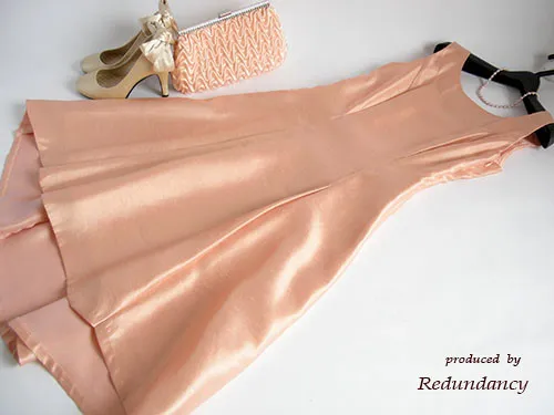 ビンクのフィッシュテールサテンドレス