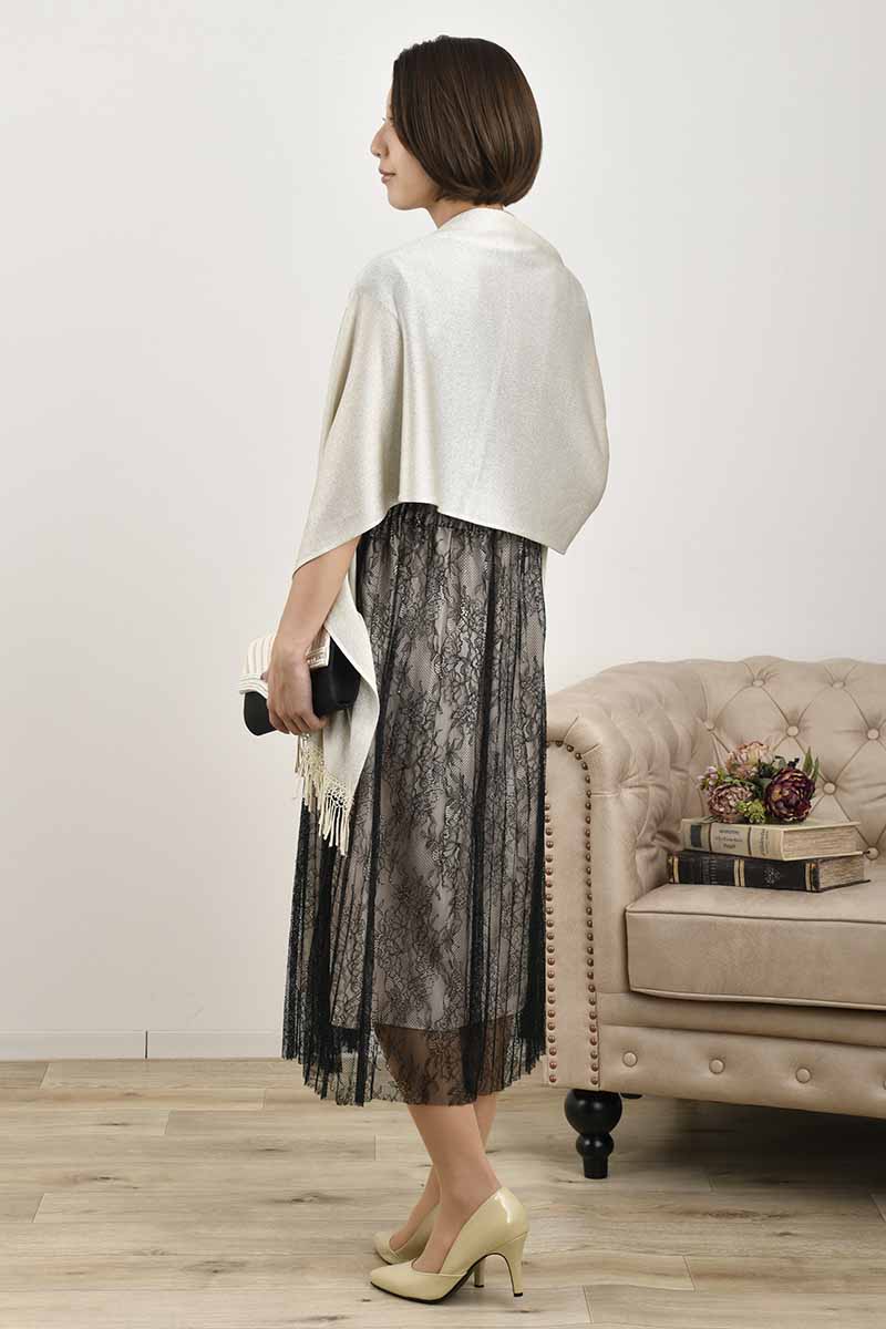 ブラックのレースプリーツVネックドレス