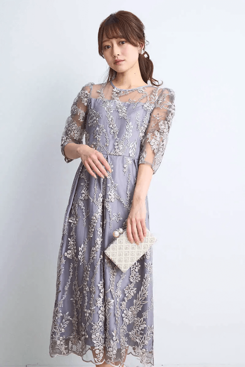 シルバーグレーの花柄刺繍ミディ丈ドレス