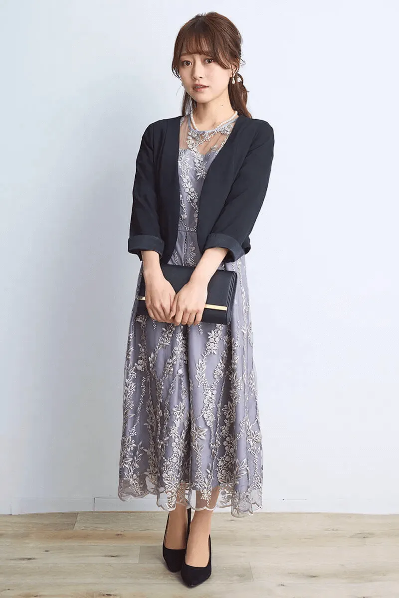 シルバーグレーの花柄刺繍ミディ丈ドレス