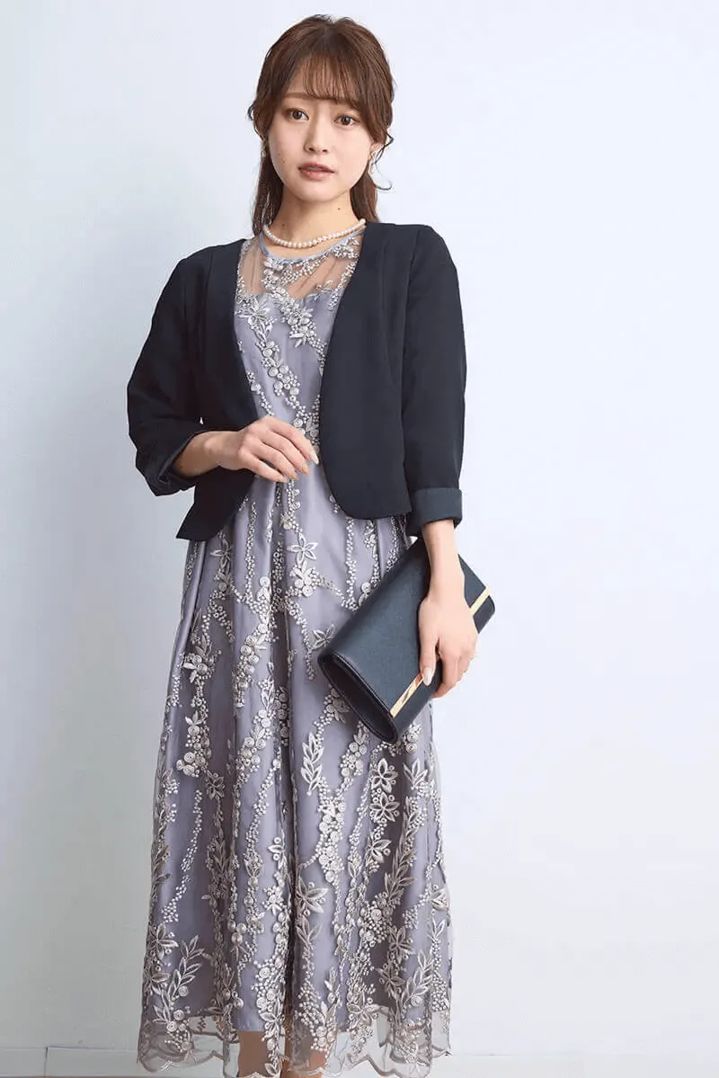 シルバーグレーの花柄刺繍ミディ丈ドレス