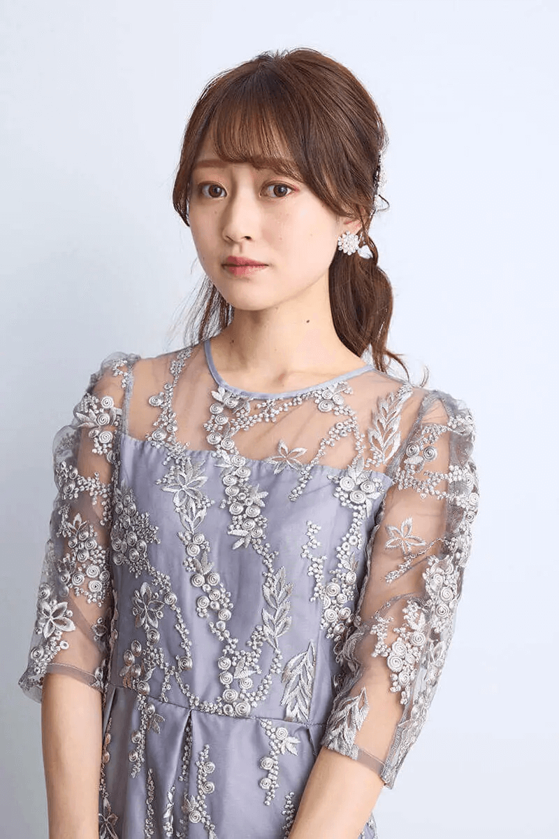 シルバーグレーの花柄刺繍ミディ丈ドレス