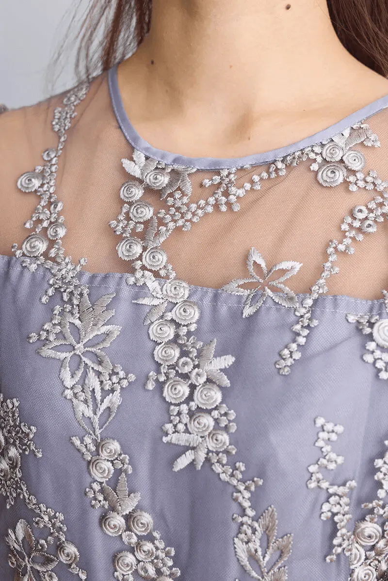 シルバーグレーの花柄刺繍ミディ丈ドレス