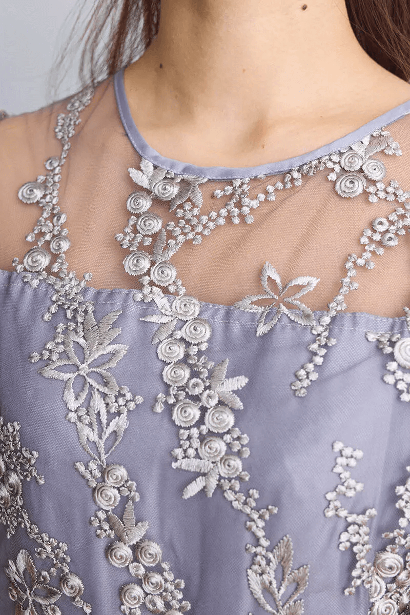 シルバーグレーの花柄刺繍ミディ丈ドレス