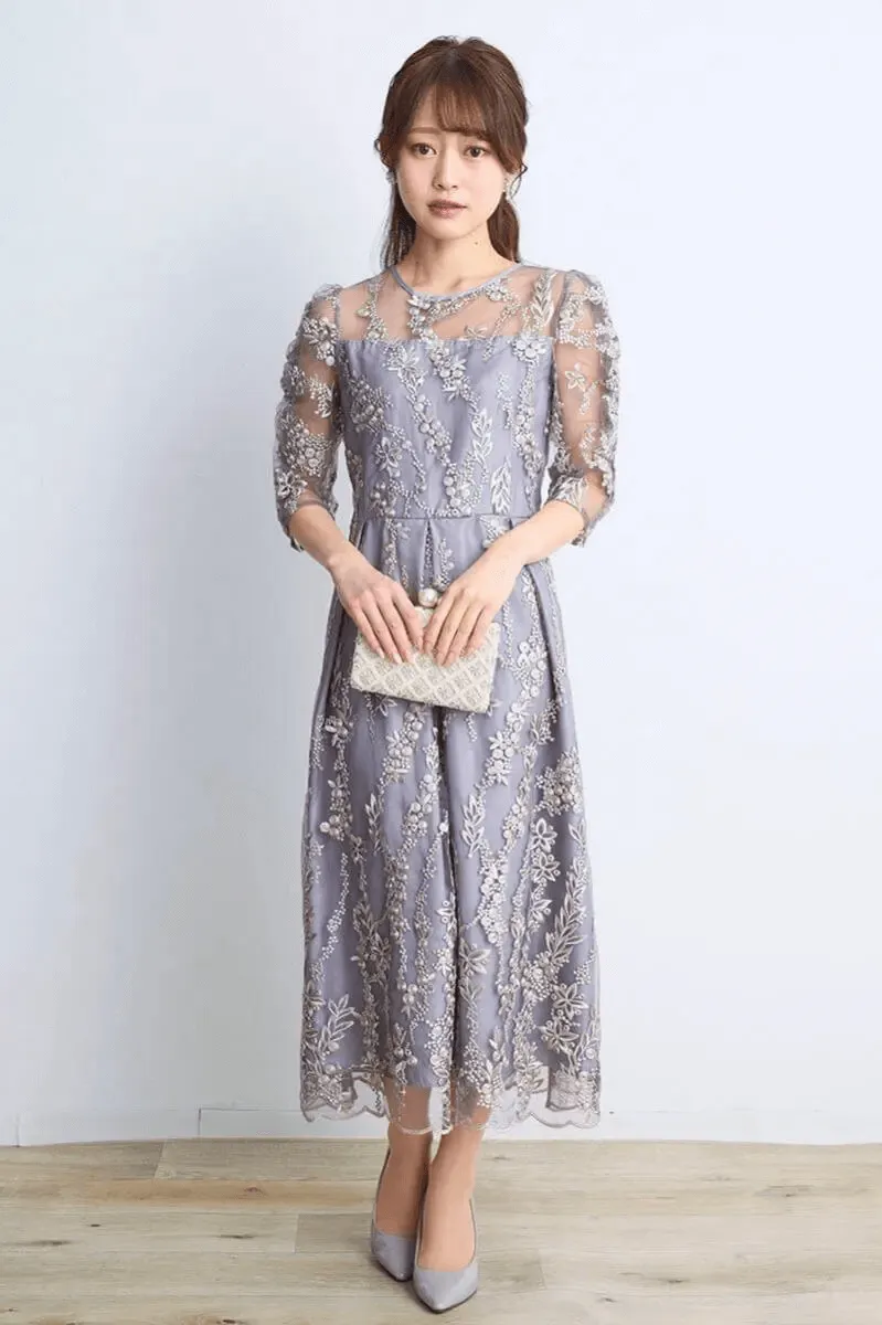 シルバーグレーの花柄刺繍ミディ丈ドレス