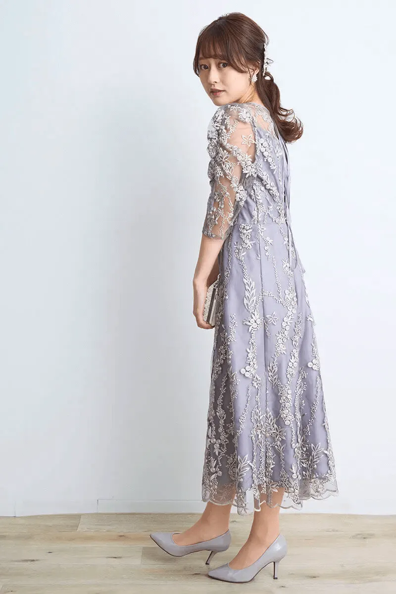 シルバーグレーの花柄刺繍ミディ丈ドレス