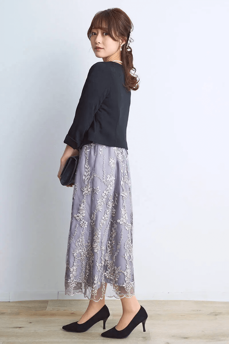 シルバーグレーの花柄刺繍ミディ丈ドレス