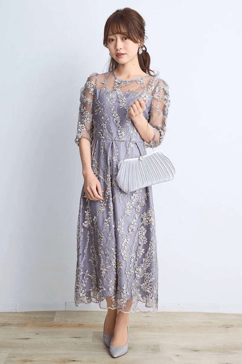 シルバーグレーの花柄刺繍ミディ丈ドレス