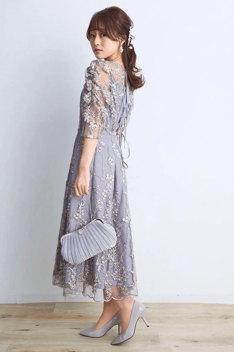 シルバーグレーの花柄刺繍ミディ丈ドレス