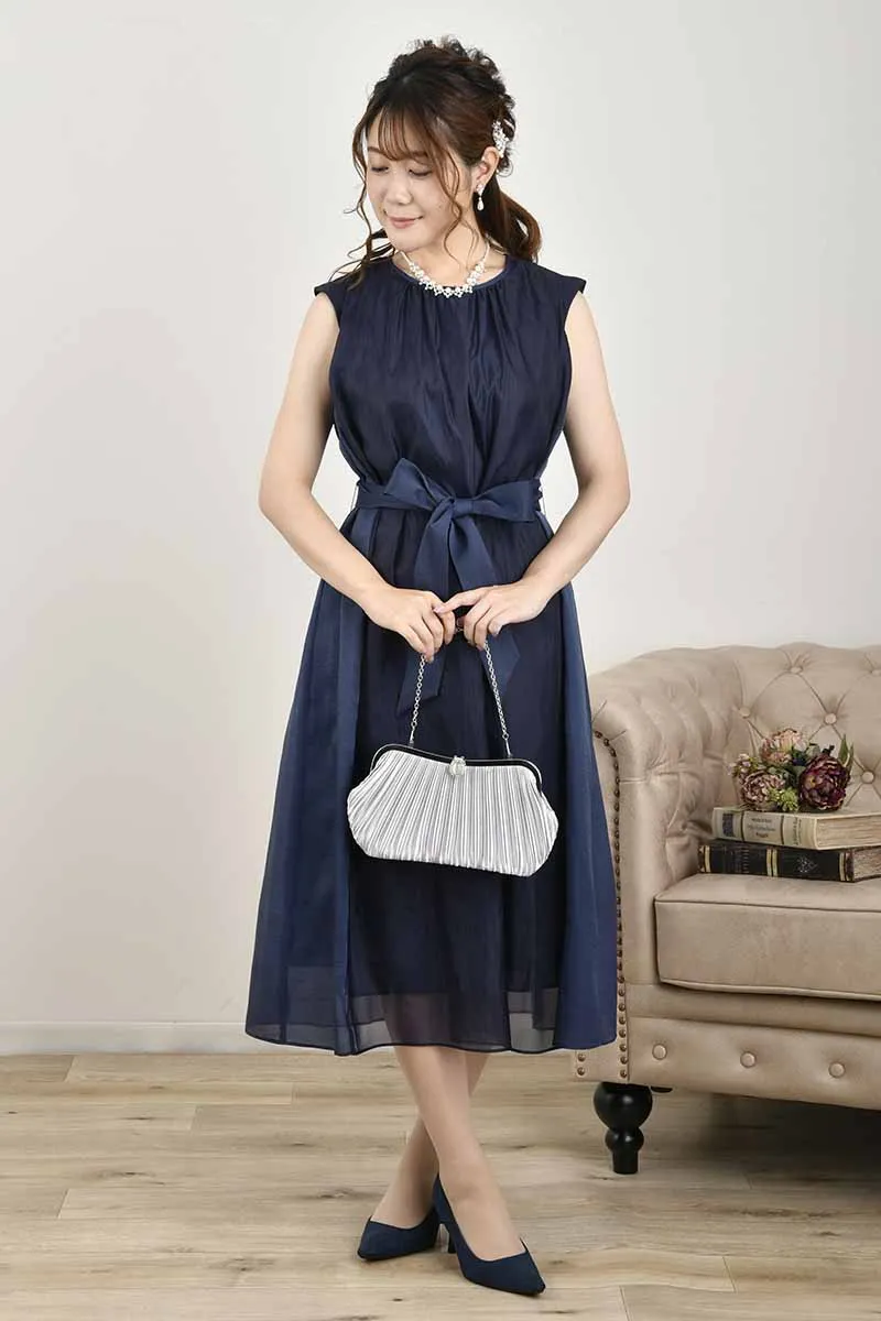 ネイビーのサイド切替えシフォンドレス