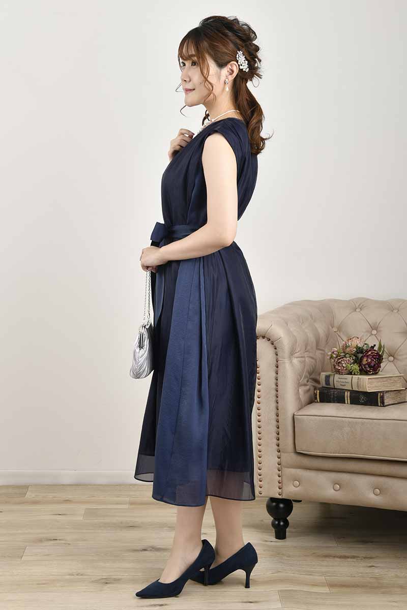 ネイビーのサイド切替えシフォンドレス