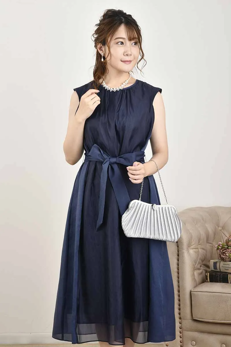 ネイビーのサイド切替えシフォンドレス