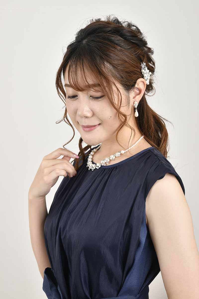 ネイビーのサイド切替えシフォンドレス