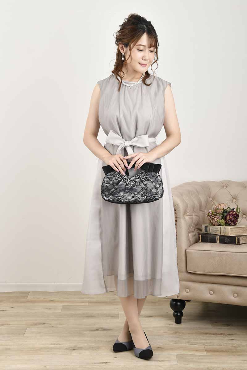 シルバーグレーのサイド切替えシフォンドレス