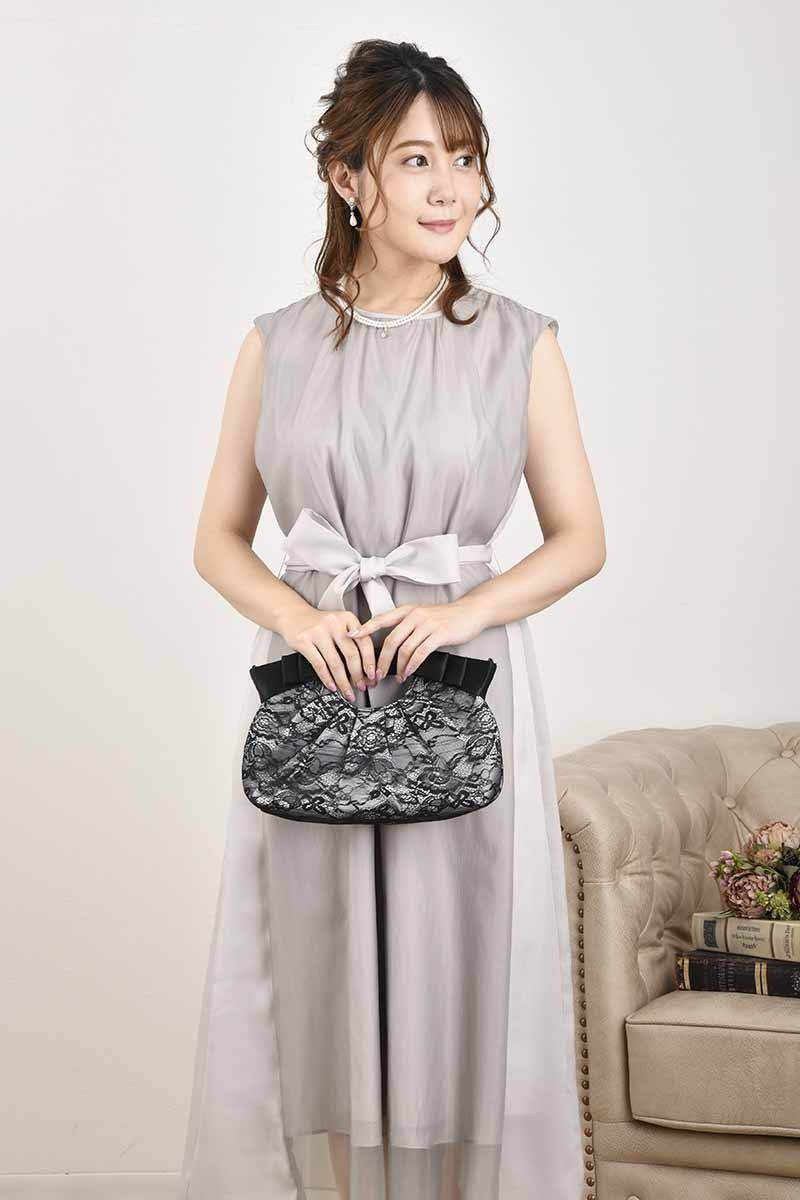 シルバーグレーのサイド切替えシフォンドレス