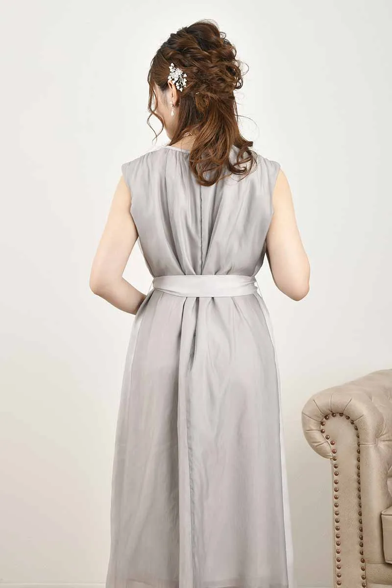 シルバーグレーのサイド切替えシフォンドレス