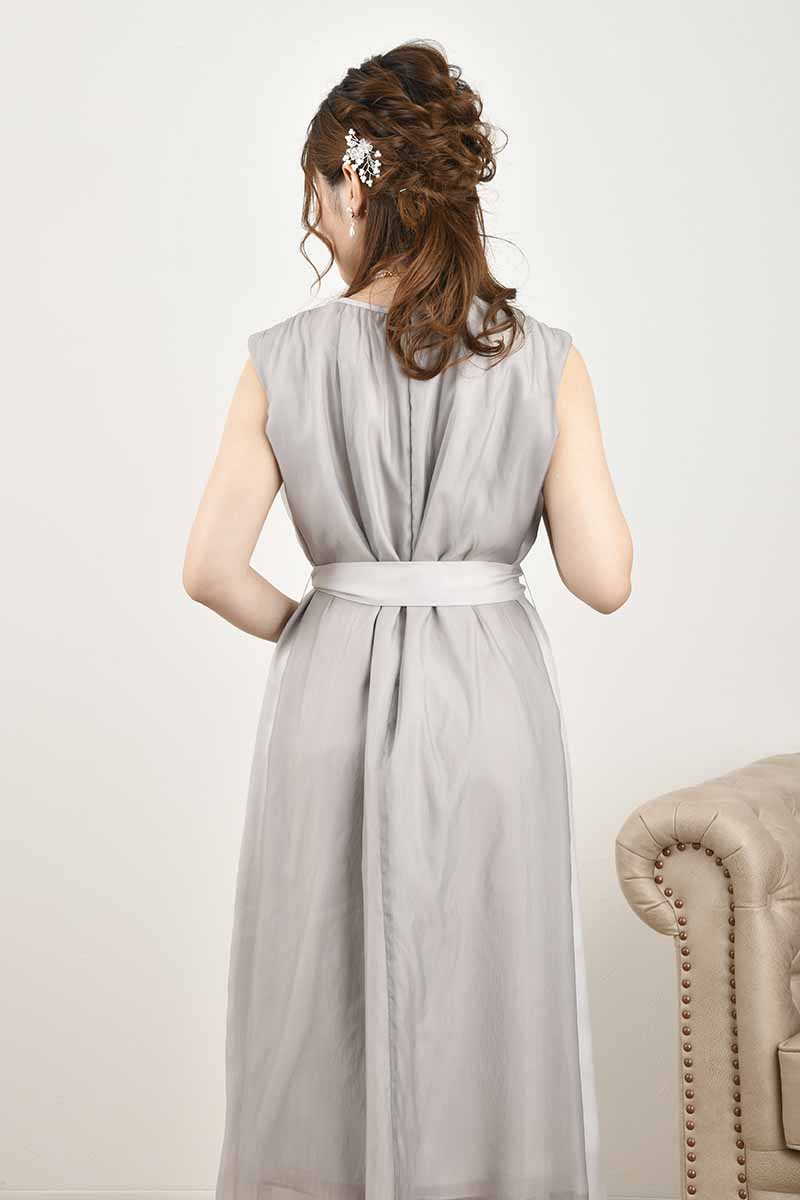 シルバーグレーのサイド切替えシフォンドレス