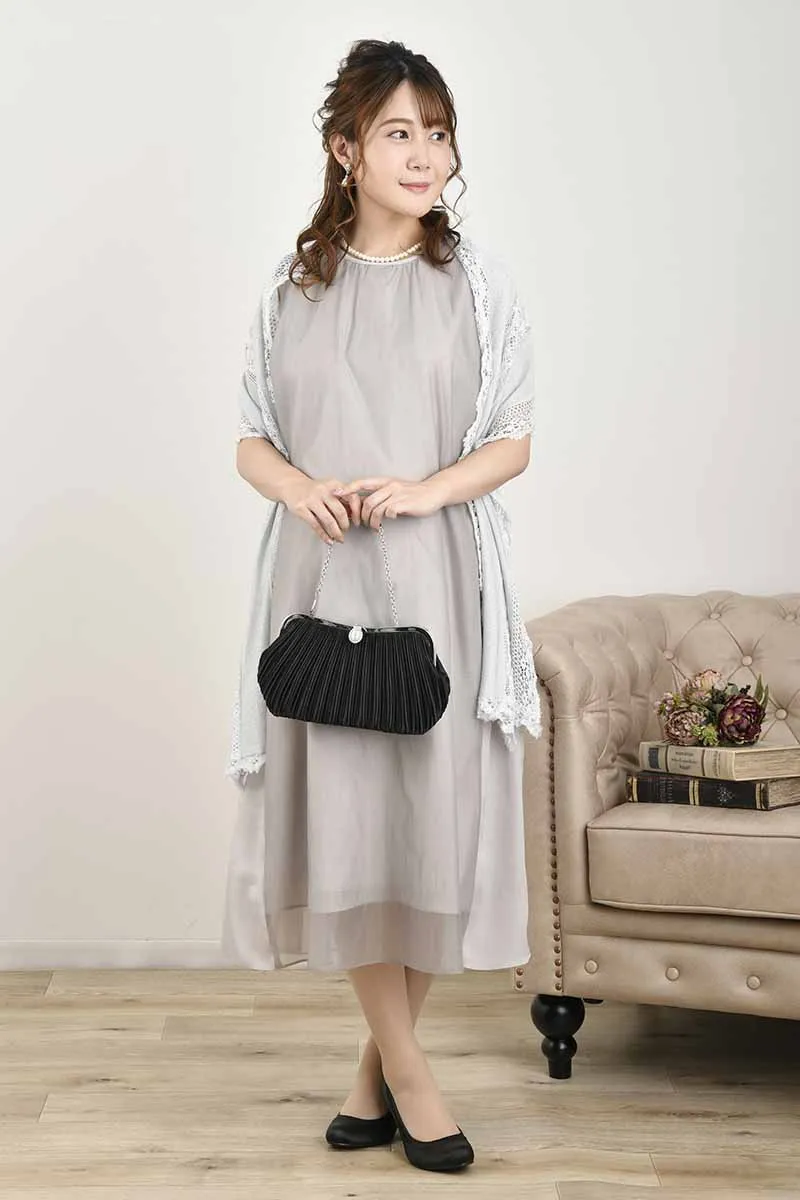 シルバーグレーのサイド切替えシフォンドレス