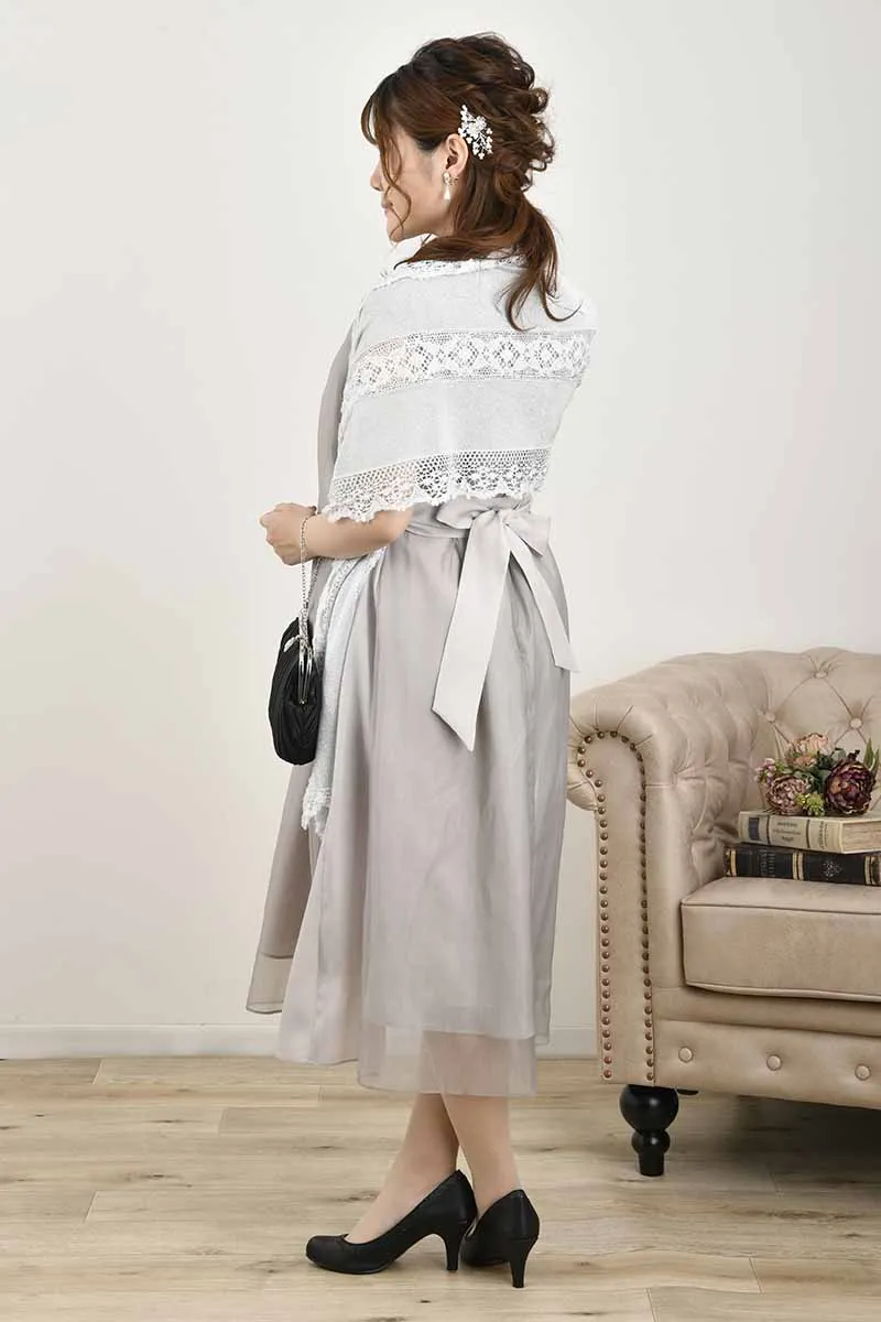 シルバーグレーのサイド切替えシフォンドレス