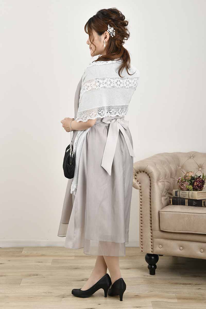 シルバーグレーのサイド切替えシフォンドレス