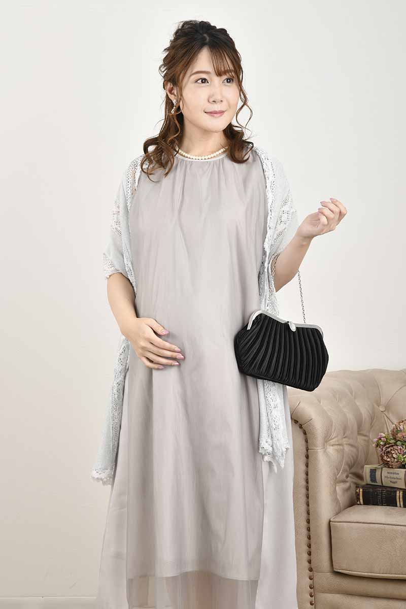 シルバーグレーのサイド切替えシフォンドレス