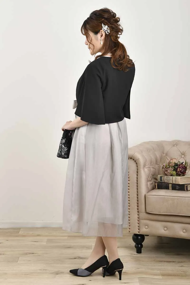 シルバーグレーのサイド切替えシフォンドレス