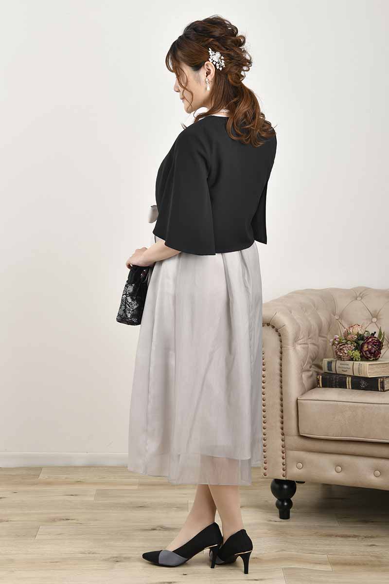 シルバーグレーのサイド切替えシフォンドレス