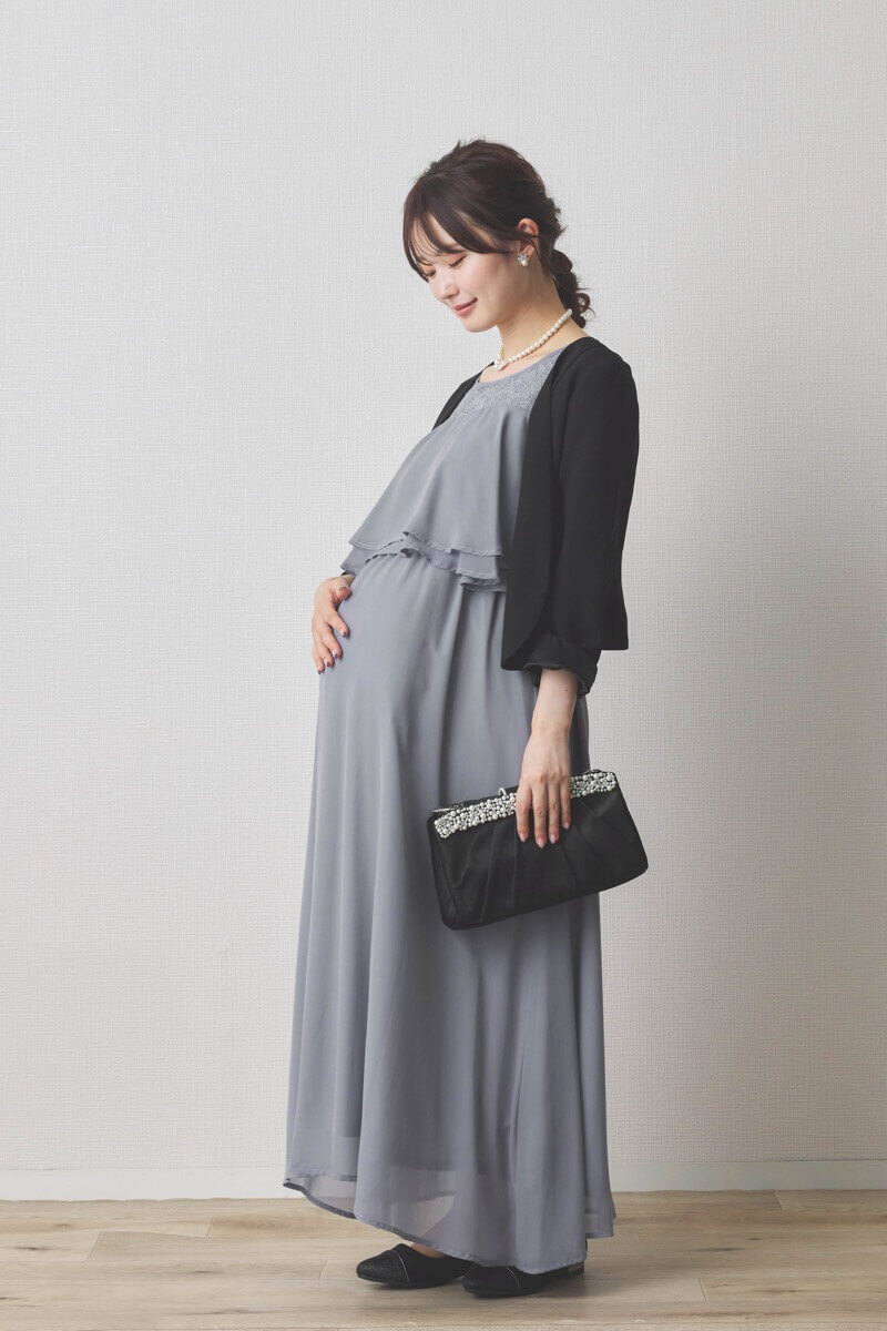 ライトグレーの授乳口付スリットスリーブドレス