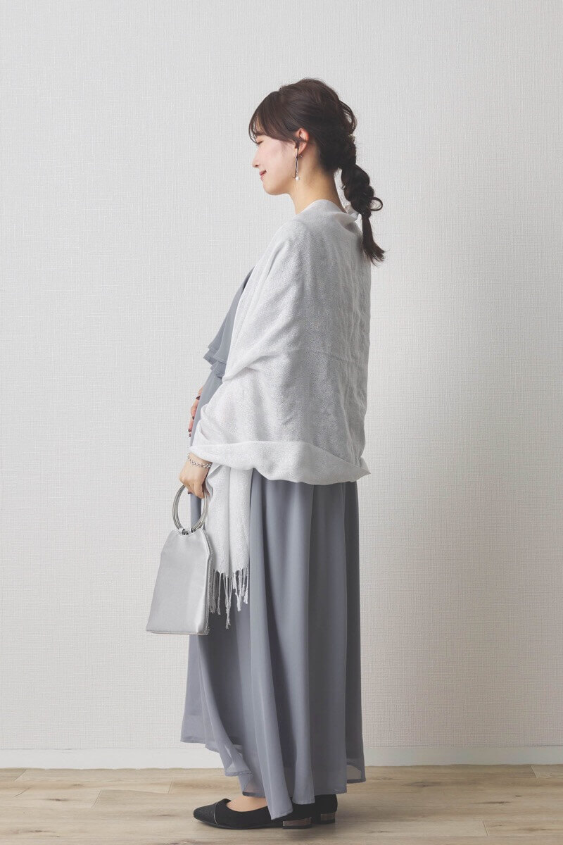 ライトグレーの授乳口付スリットスリーブドレス