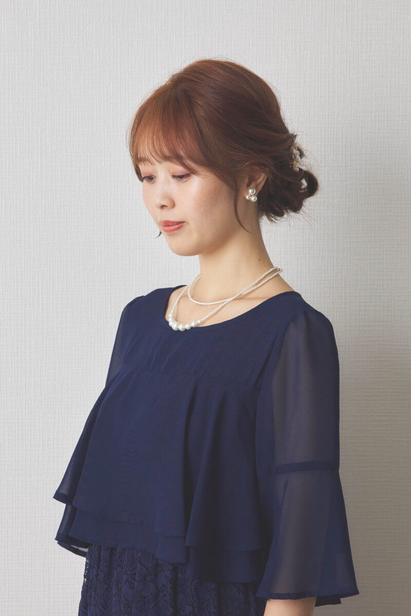 ネイビーの授乳口付きレーススカートドレス