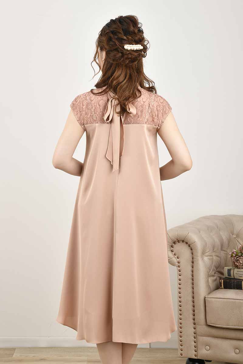 ピンクのデコルテレースAラインドレス