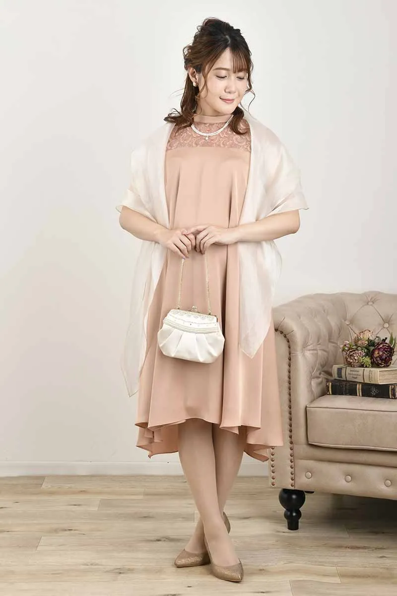 ピンクのデコルテレースAラインドレス