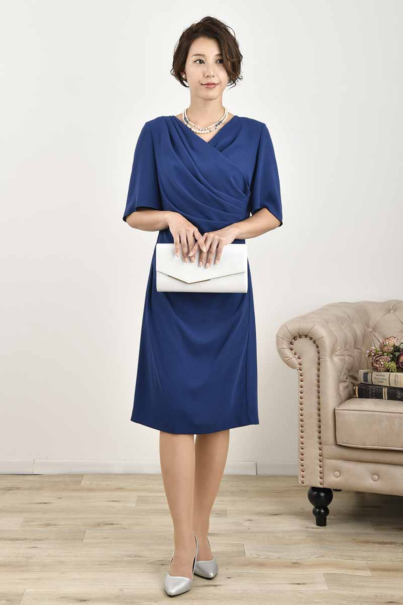 ブルーのゆったりスリーブドレープドレス