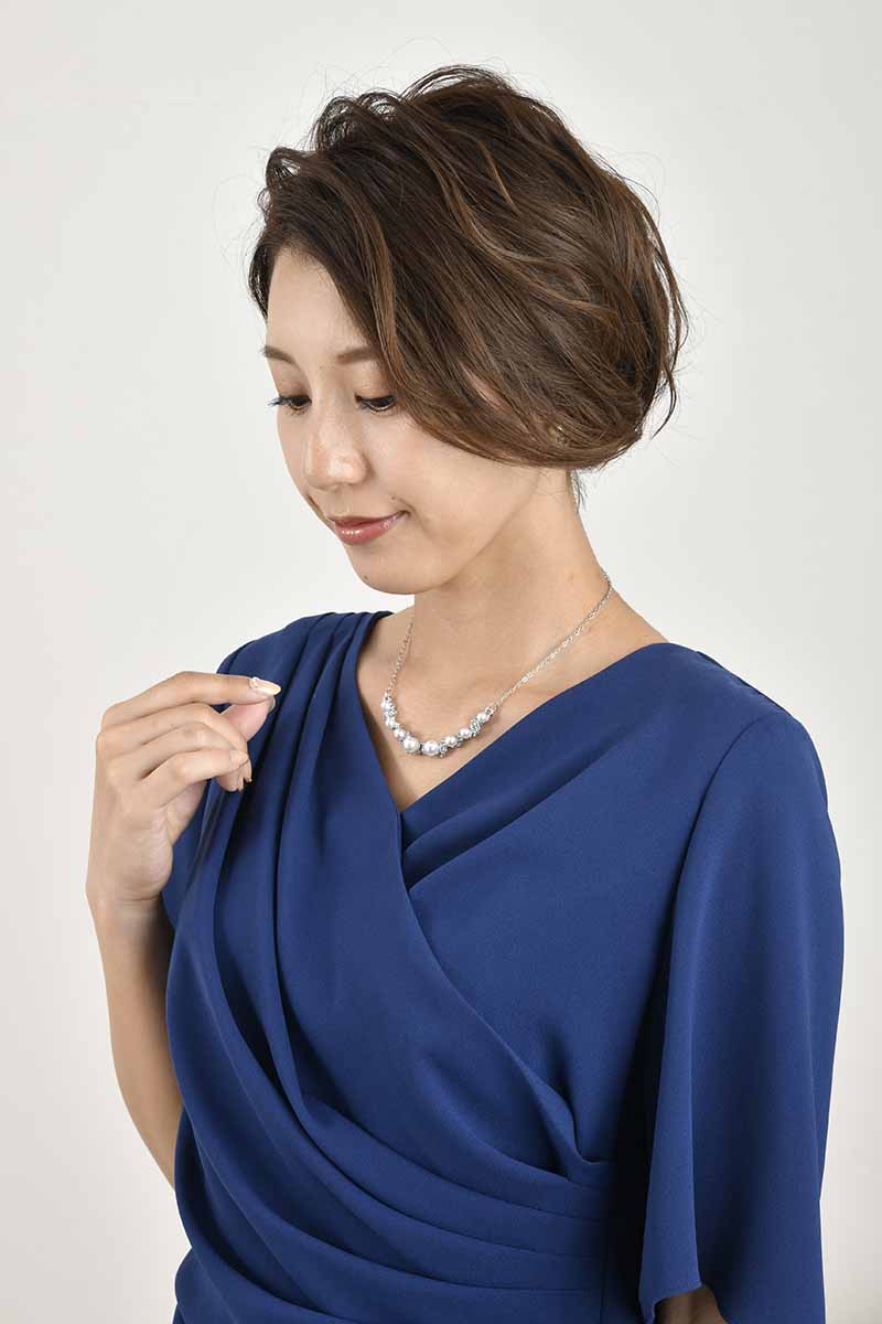 ブルーのゆったりスリーブドレープドレス